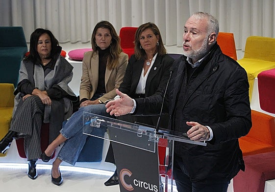 Hugo Alonso, secretario general de Aces, y al fondo, la edil Concepción Méndez.