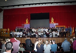 Foto de familia con los distinguidos en la gala de la Federación Asturiana, que tuvo por escenario la Casa de Cultura de Avilés.