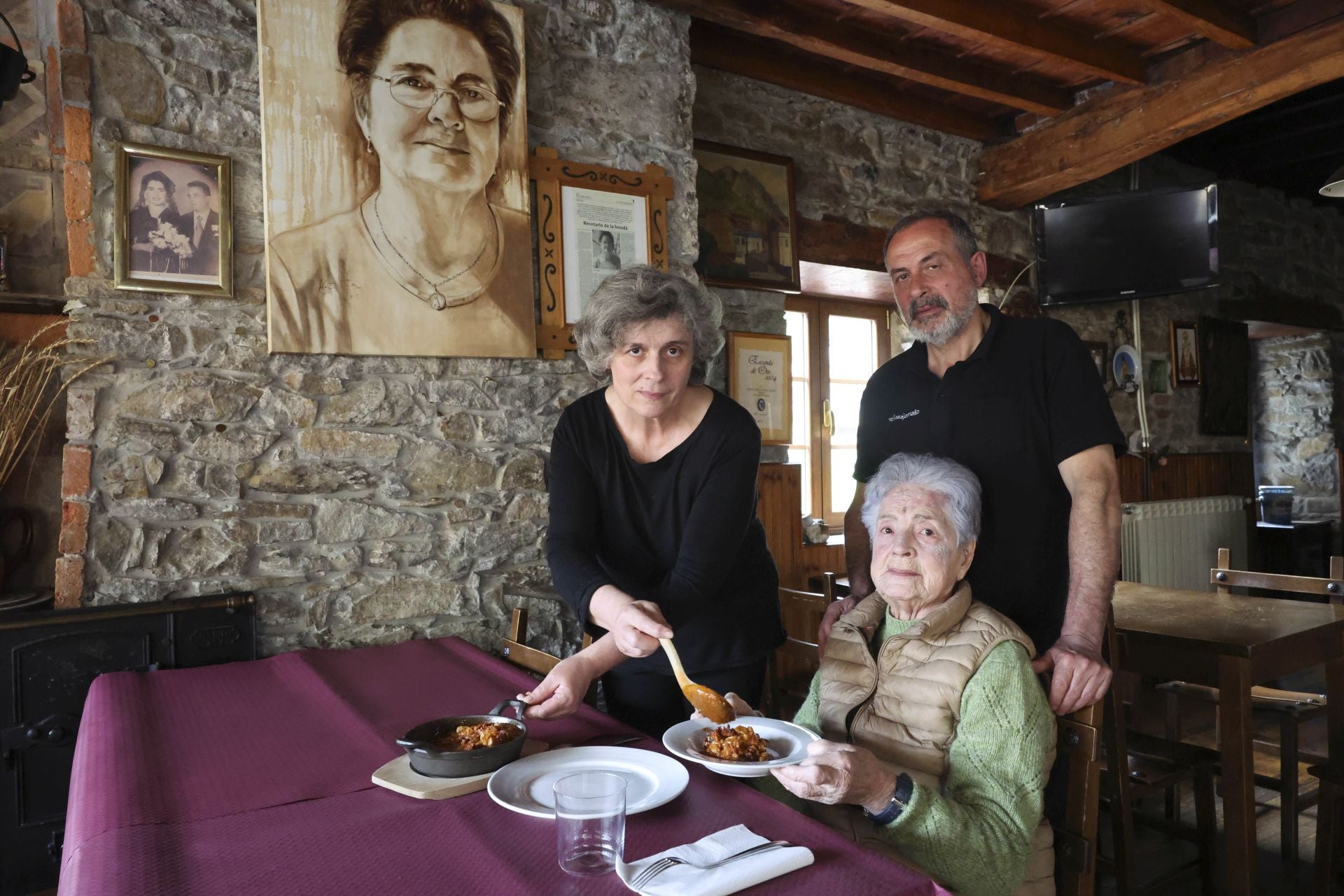 Maruja Álvarez Falcón, fundadora de Casa Jamallo, sentada a la mesa junto a Isabel y Luis Fernández Álvarez.