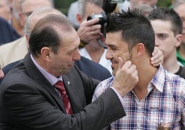 Quini y Villa se saludan cariñosamente durante la gala de los Premios Quini de 2014.
