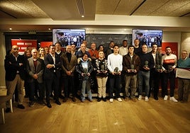 Foto de familia de los premiados y los representantes de los Premios Quini tras la entrega de los galardones y distinciones de ayer, en el Hotel Artiem.