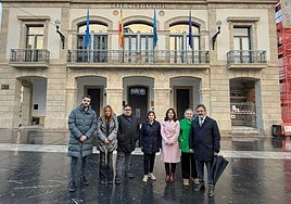 Los ediles del PP de Siero, ante la Casa Consistorial en La Pola.