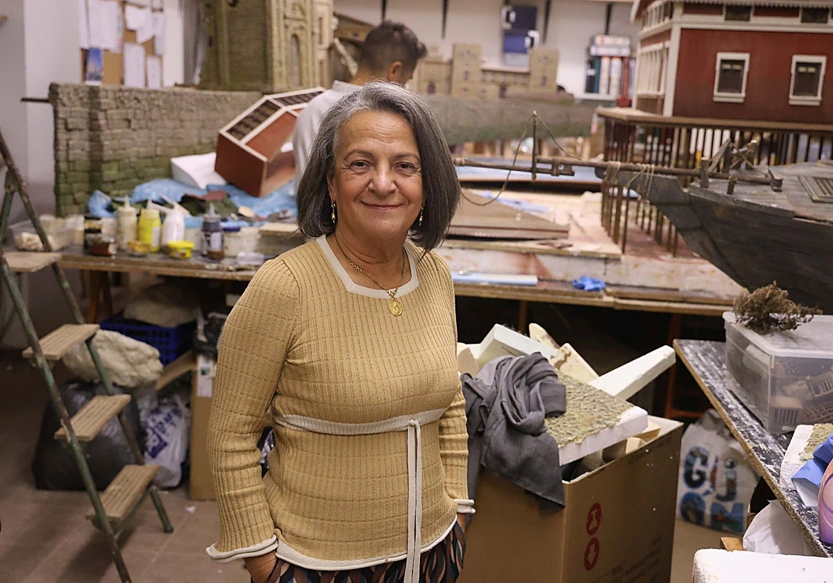 Elvira Suárez, en el taller de la asociación belenista, rodeada de elementos para los belenes.