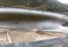 Estado actual de la balsa de agua con la zona de impermeabilización (negra) rota y desplazada de su lugar habitual