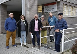 Una representación de los vecinos de Montevil delante de la asociación que se sitúa en la calle Les Cigarreres, con su presidente Tino Bermúdez, en el centro.