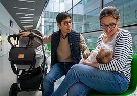 Una pareja, con su bebé.