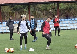 Dani Vidal, entre Isi Ros y Pablo Álvarez en un entrenamiento esta semana en La Toba.