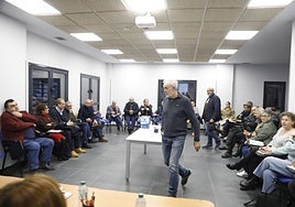 Reunión en la sede de la FAV con asociaciones vecinales, partidos políticos, sindicatos y entidades sociales para estudiar medidas de acción.