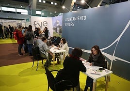 Técnicas del servicio municipal de empleo del Ayuntamiento de Avilés atienden en uno de los sesenta expositores de la Feria de Empleo.