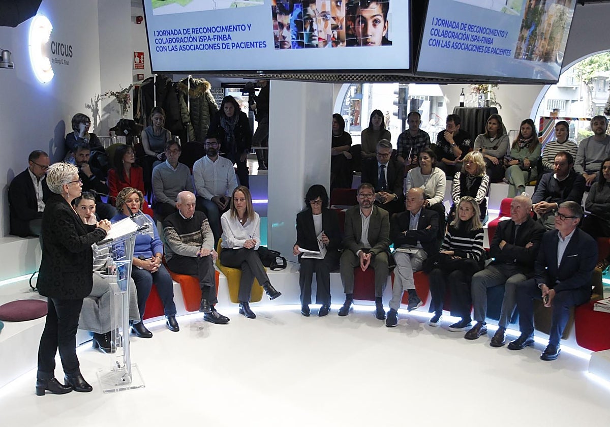 Faustino Blanco, segundo por la derecha, escucha a la consejera de Salud durante su intervención en la jornada organizada por Finba-Ispa con asociaciones de pacientes.