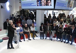 Faustino Blanco, segundo por la derecha, escucha a la consejera de Salud durante su intervención en la jornada organizada por Finba-Ispa con asociaciones de pacientes.