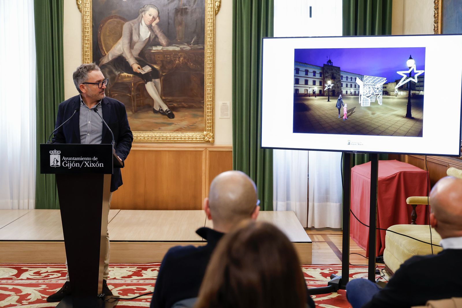 Gilberto Villoria, este jueves, durante la presentación de la iluminación navideña de Gijón, con una recreación de los adornos que se instalarán en la plaza de la República de El Coto.