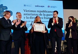 José Ramón Fernández, Ángel Torres, Adrián Barbón y Adriana Lastra, durante la entrega de los diplomas.