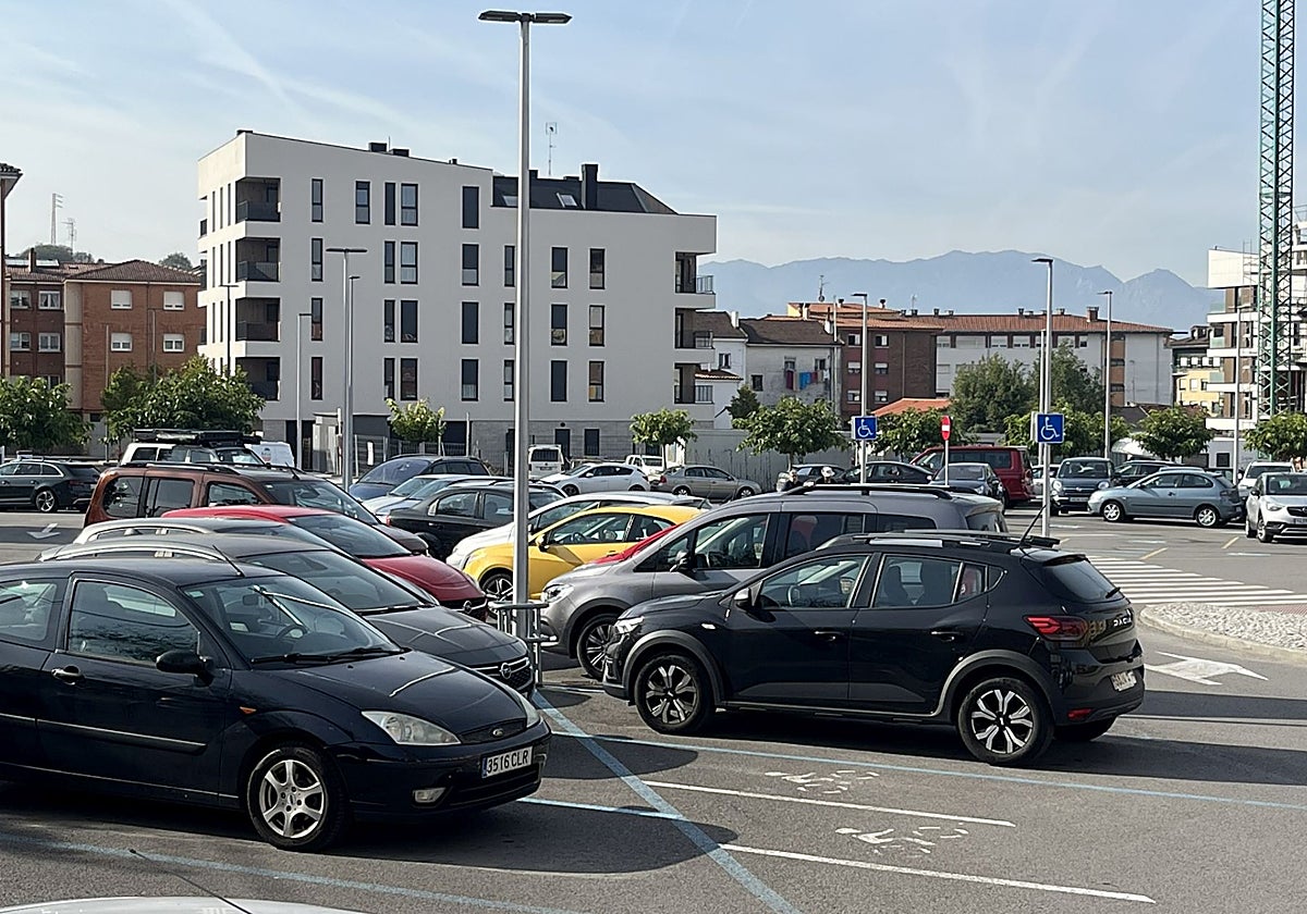 Aparcamiento en Lugones que pasará a estar regulado.