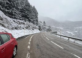 Nieve en el puerto de Pajares, donde todavía no son necesarias las cadenas.