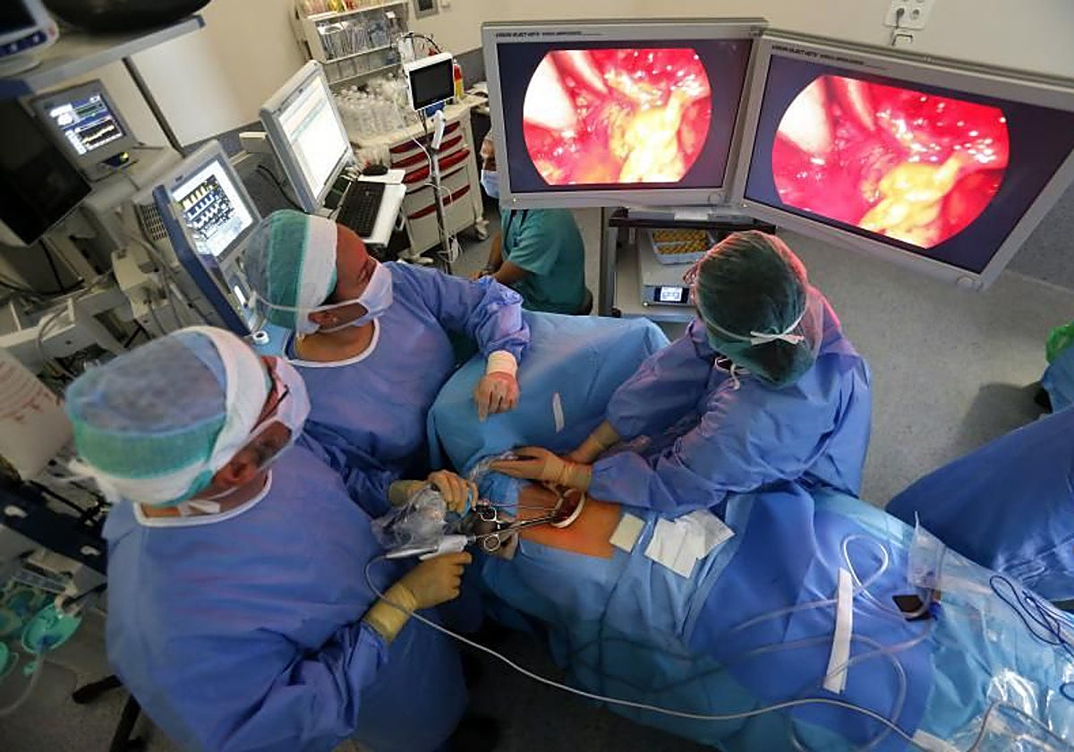 Operación llevada a cabo en el HUCA para extirpar un tumor respiratorio.