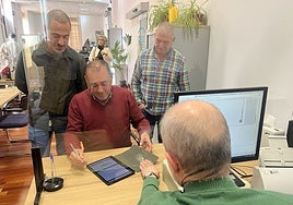 Un usuario, Valentín Fuente, estrena el nuevo sistema de firma biométrica ante el alcalde, Ángel García (a la izquierda) y el edil Raimundo Díaz, en el registro municipal.