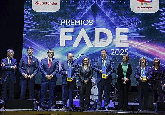 Foto de familia de los premiados.