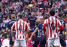 Pablo Vázquez disputa, por arriba, un balón al eibarrés Anaitz Arbilla ante la atenta mirada de sus compañeros en la zaga Lucas Perrin y Diego Sánchez.