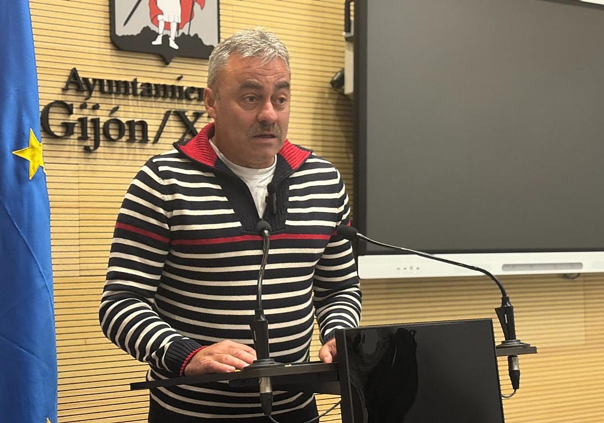 El concejal socialista y consejero de EMULSA, José Ramón Tuero, este jueves, en la sala de prensa del Ayuntamiento de Gijón.