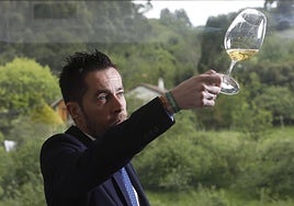 Empumosos.El sumiller de Casa Gerardo,Daniel González, observa una copa de sidra brut.