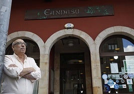 El chigreru Cecilio Pérez, en la sidrería Candasu.