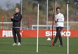 Borja Jiménez, en un entrenamiento reciente en Mareo, junto a Álex Martínez.