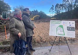 La alcaldesa de Llanera Eva María Pérez, y el consejero Alejandro Calvo, en las obras del punto limpio.