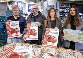 Ángel Lorenzo, Óliver Suárez, Ángela Pumariega y Carla Álvarez con los carteles y gastromapas de las jornadas en la Sidrería Gijón.