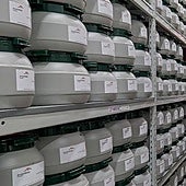 Una trabajadora de ArcelorMittal Powders coloca un recipiente con polvos de acero en la factoría de Avilés.