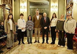 Juan Cofiño, el presidente de Unicef Asturias, Ignacio Calviño, y la directora general de Infancia, Clara Sierra, junto a niños y niñas del Comité de Participación Infantil y Adolescente del Principado.