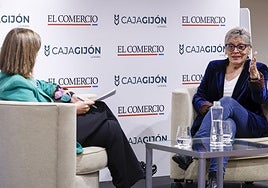 La consejera de Salud, Concepción Saavedra, contestando las preguntas de la jefa de la sección de Gijón de EL COMERCIO, Laura Fonseca.