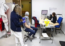 Un hombre se vacuna contra la gripe en un centro de salud.