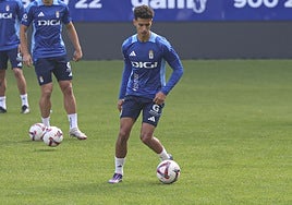 El futbolista Ilyas, con la 'G' del patrocinio en su pantalón.