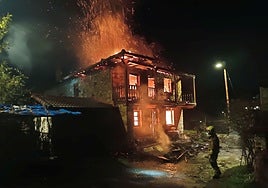 La vivienda, en llamas.