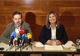 La edil socialista Marisa Ponga, en una presentación junto a Carlos Fernández Llaneza.