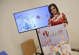La concejala de Festejos, Yolanda Alonso, con el cartel de la programación navideña.