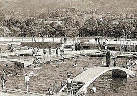 1968. Piscina de la Universidad Laboral en pleno concurso, donde se pueden ver los saltos de trampolín.