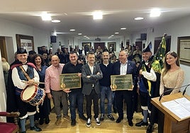 Xuacu Areces, con el tambor; Montse Arregui, de la directiva de la asociación; Juan y Fredy Helguera, de la sidrería El Polesu; Miguel Ánxel Montenegro, presidente de Amigos del Roble; el alcalde de Siero, Ángel García; Enrique Meoro; el gaitero Valentín Fuente; y la presentadora del acto, Esther Fonseca, en el Palacio del Marqués de Santa Cruz, repleto de público.