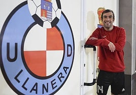 El capitán Viti, junto al escudo del club, antes de un entrenamiento.