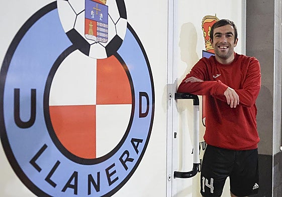 El capitán Viti, junto al escudo del club, antes de un entrenamiento.