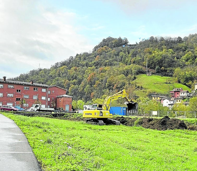 Comienzo de la construcción de los pisos en Pola de Laviana.