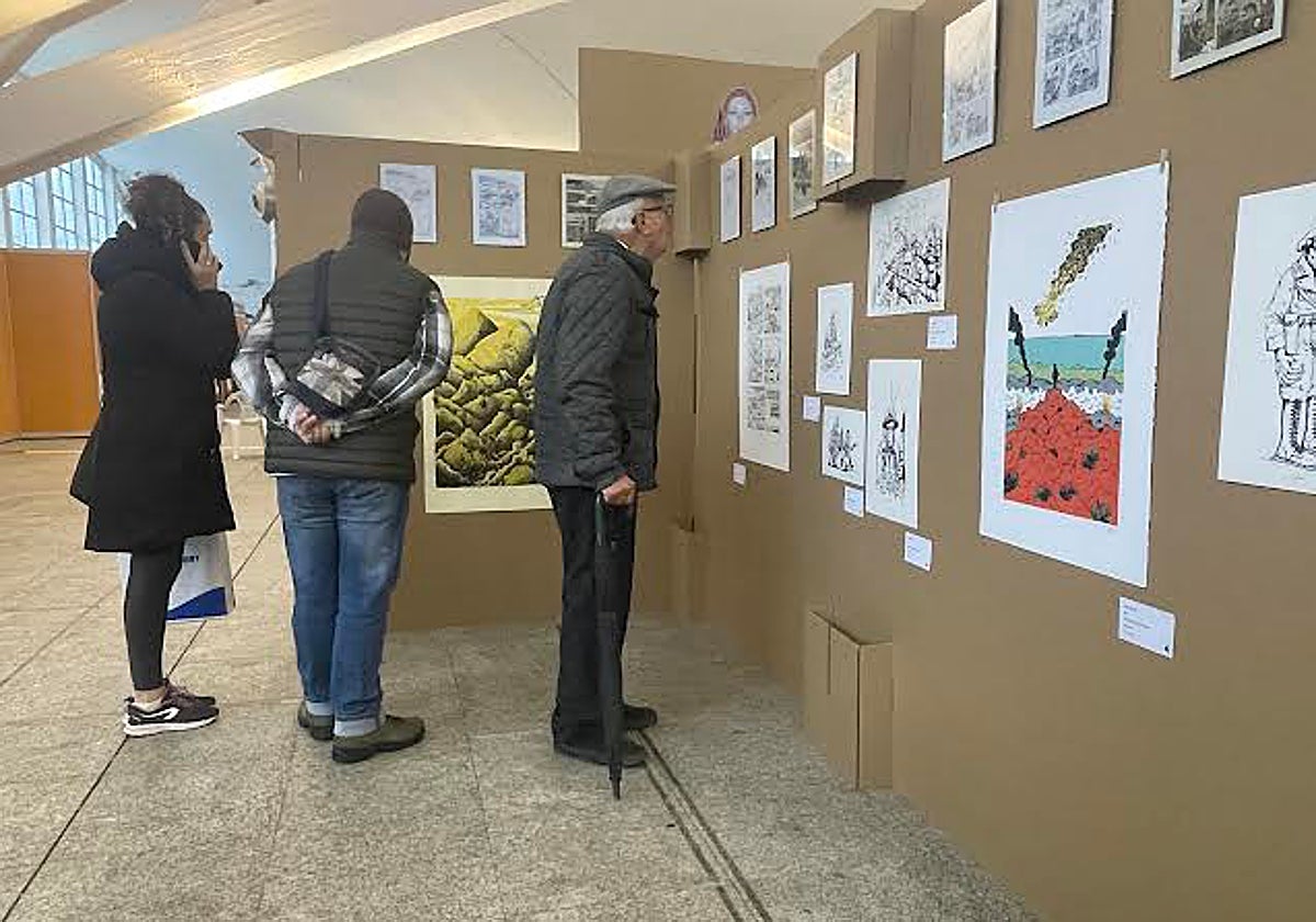 Visitantes en la exposición de PolArte en la plaza cubierta de Pola de Siero
