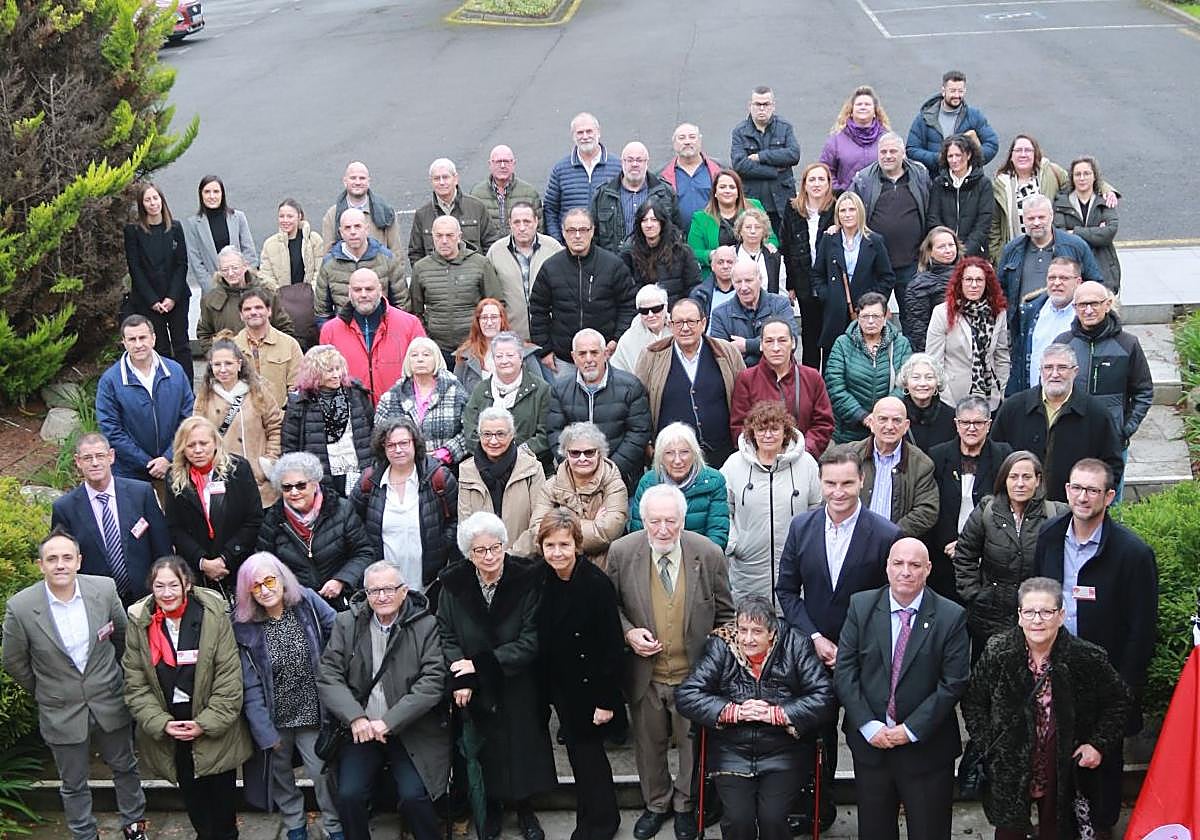 Foto de familia de los asistentes a la comida por los 75 años de la Asociación de Personas Sordas de Gijón.