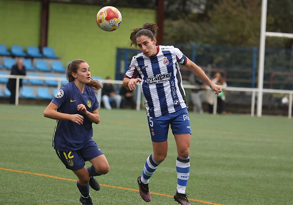 Eli Rodríguez despeja un balón de cabeza.