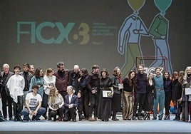 Foto de familia de todos los galarnados con los entregadores de premios, patrocinadores y equipo del festival.