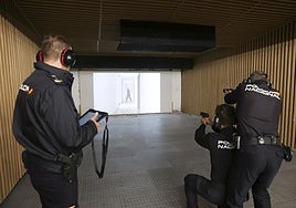 Práctica de tiro en la nueva galería de la Comisaría de la Policía Nacional.