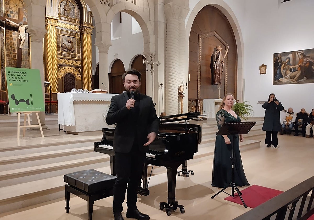 Marcos Suárez y Cristina Van Roy, en el concierto ofrecido en la iglesia San Julián de Somió.