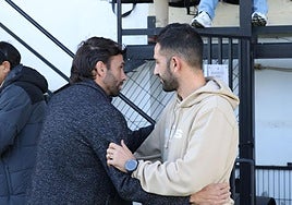 Dani Vidal saluda a Fran Beltrán al inicio del partido.