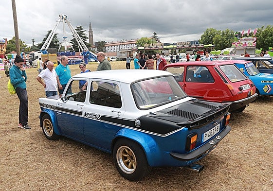 Concentración de vehículos en las fiestas de Cabueñes.
